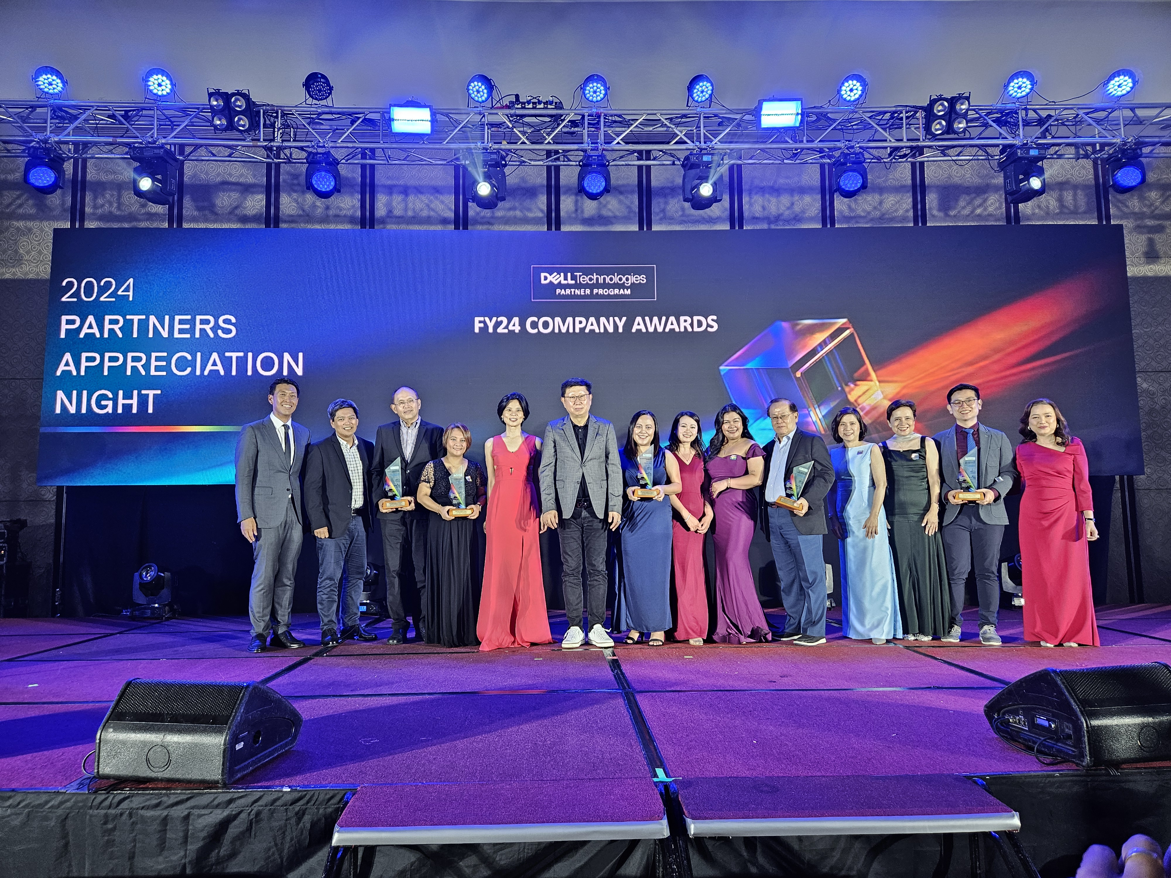 Ng Khai along with other award recipients at Dell's Partner Night
